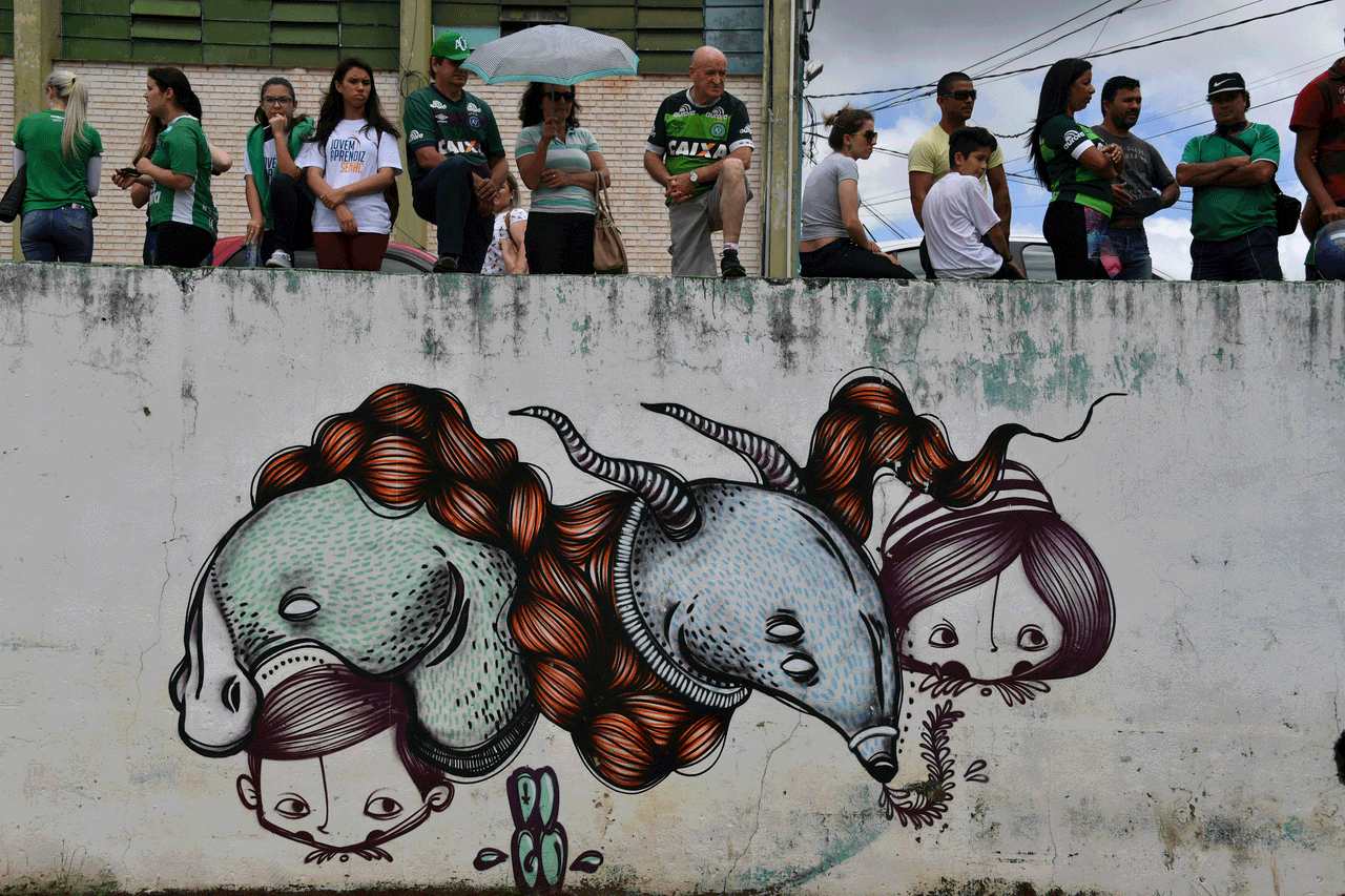 Los aficionados se reunieron afuera de la Arena Condá para hacer algunas oraciones.