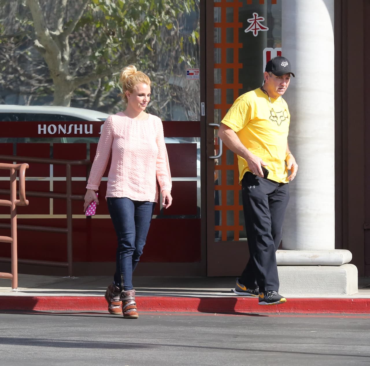 Incluso, se informó que la inestabilidad emocional de la cantante se debió a que 
<b><a href="https://www.univision.com/entretenimiento/esta-es-la-emotiva-razon-por-la-que-britney-spears-hara-una-pausa-en-su-carrera" target="_blank">se había sentido muy angustiada </a></b>por la precaria salud de su padre, Jamie Spears (con ella en la foto). El papá de la cantante sufrió una ruptura en el colon hace unos meses y, tras ser operado, tuvo una grave recaída de la que le ha costado recuperarse.