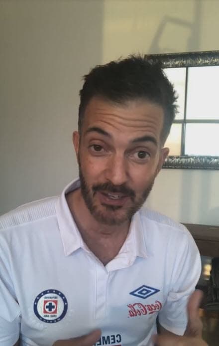 El actor reveló en 
<b><a href="https://twitter.com/deprimeramano/status/1267556787894603776?s=21" target="_blank">'De primera mano'</a></b> que en 2019 sufrió una especie de parálisis facial que le afectó uno de sus párpados. Por ello, lucía un poco más caído que el otro. 
<br>