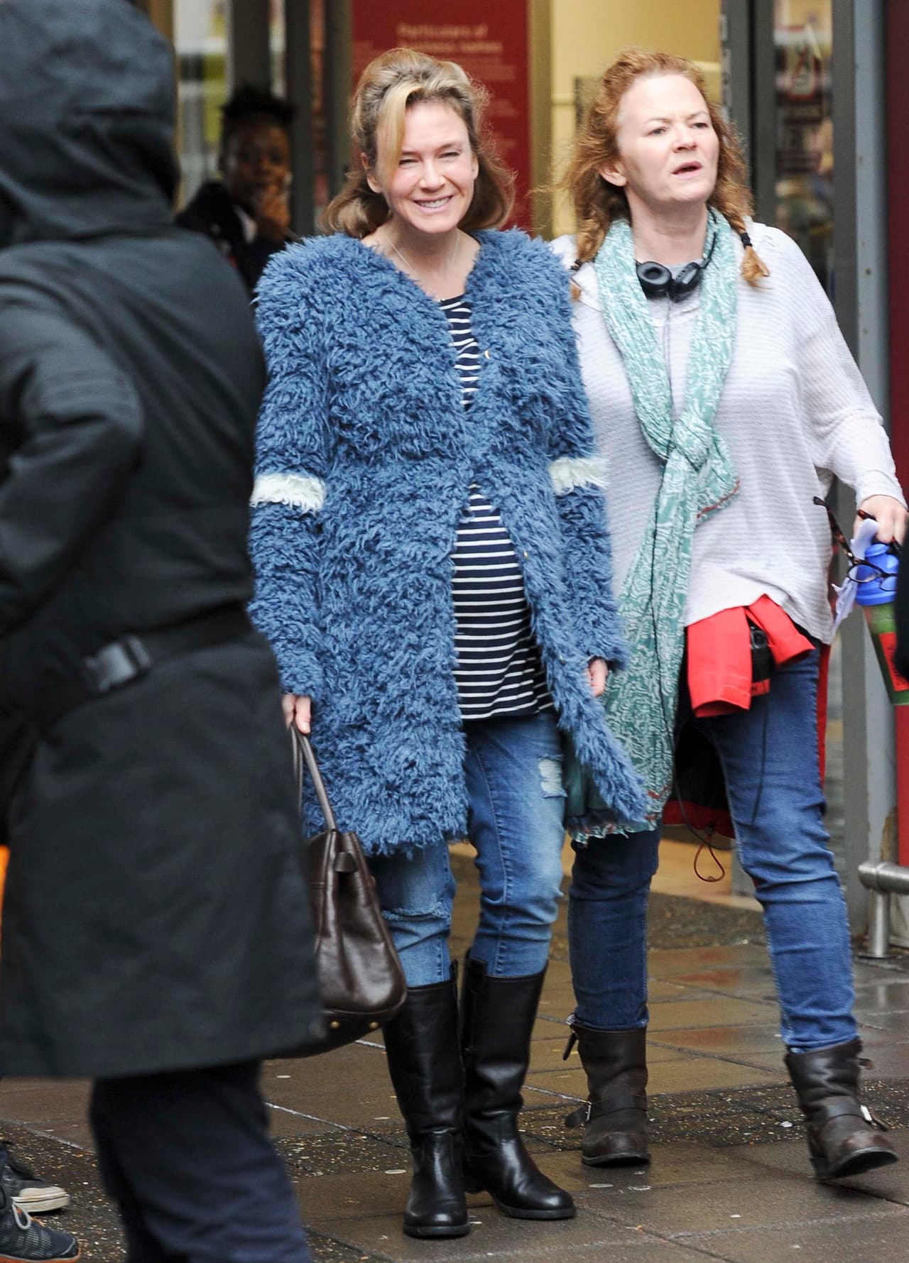 La actriz lució de lo más feliz en el set de grabación.