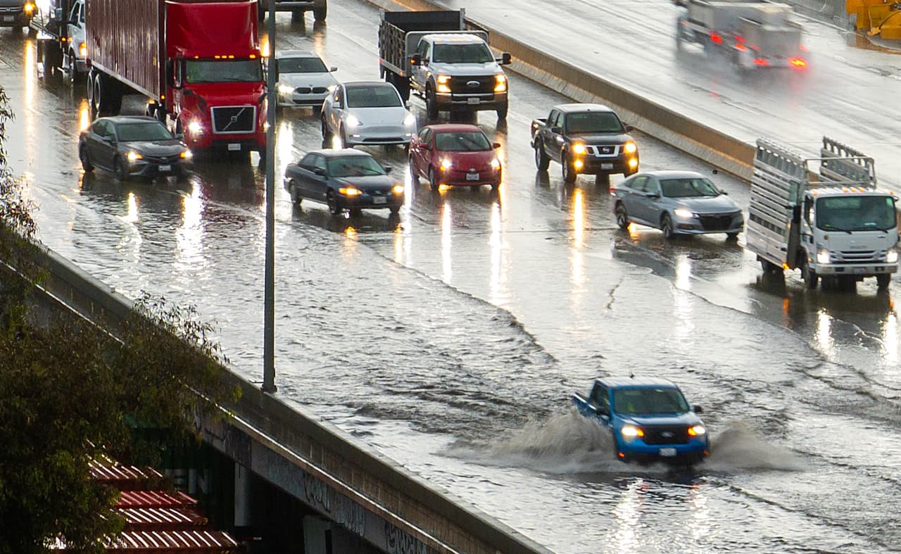 Emiten órdenes de evacuación en el sur de California por tormenta con riesgo de inundaciones