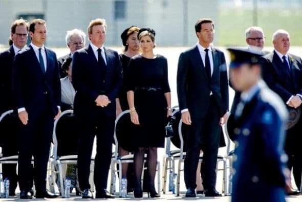Holanda recibió hoy con honores militares y en una jornada de duelo nacional los primeros féretros con las víctimas del vuelo MH17 de Malaysian Airlines.