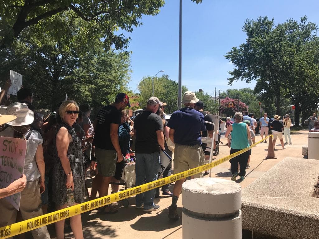 Comunidad indignada por trato a inmigrantes en la frontera