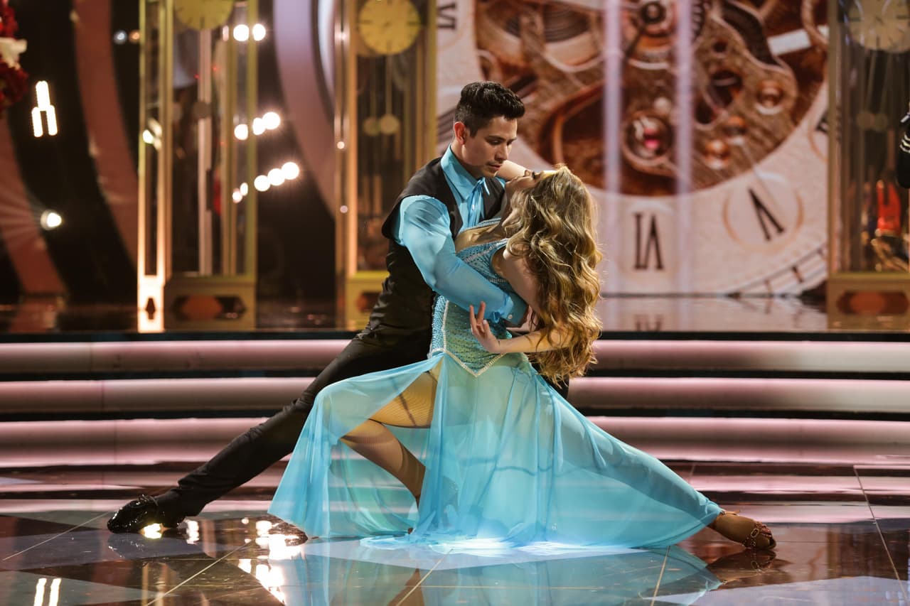 El romanticismo invadió el escenario desde que Omar cantó las primeras estrofas.