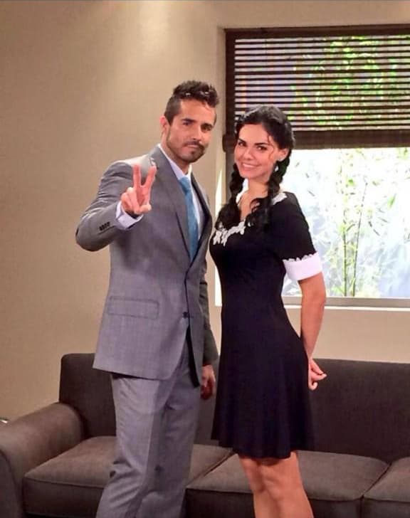 Se le ve muy feliz junto a José Ron.