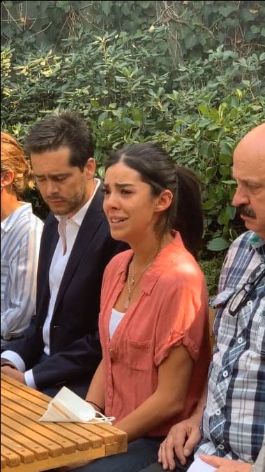 Entre lágrimas, Berriel expuso que la resolución se dio presuntamente por las "
<b>presiones de poder económico y político</b> que tiene" Eduardo por ser "miembro de una de las familias más adineradas y poderosas del país".
<br>