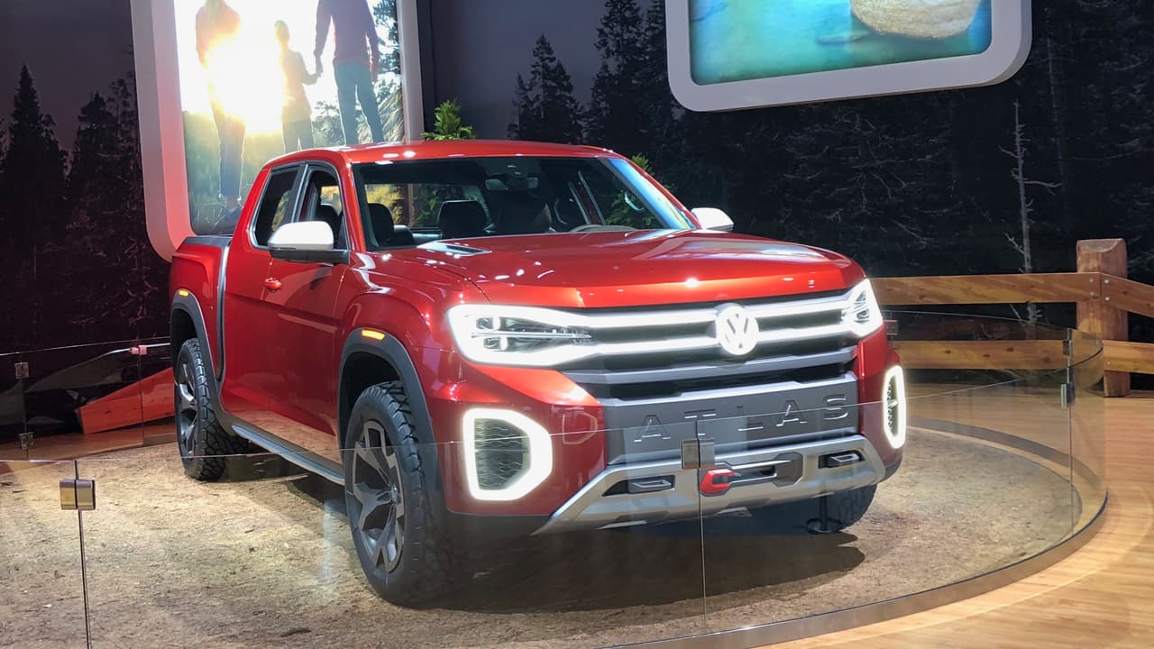 <h3 class="cms-h3-H3">Buena: Volkswagen Atlas Tanoak Concept</h3>
<br>
<br>El duo de sorpresas newyokinas de Volkswagen se completó con esta
<b><a href="https://www.univision.com/noticias/autos/una-nueva-pickup-volkswagen-para-eeuu-new-york-auto-show-video" target="_blank"> Atlas Tanoak Concept</a></b>, una camioneta pickup de monocuerpo, basada en la mecánica de la SUV Atlas. Aunque el fabricante nos confesó no tener planes defiitivos de producción, la evidente viabilidad del concepto es tan inocultable como su hermoso diseño.