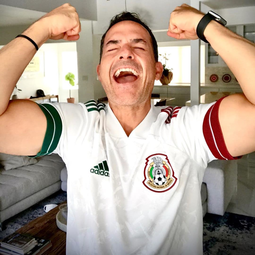 El fútbol de las selecciones nacionales volvió a las pantallas de Univision, y Carlitos lo celebró con la playera del 'Tri' bien puesta.