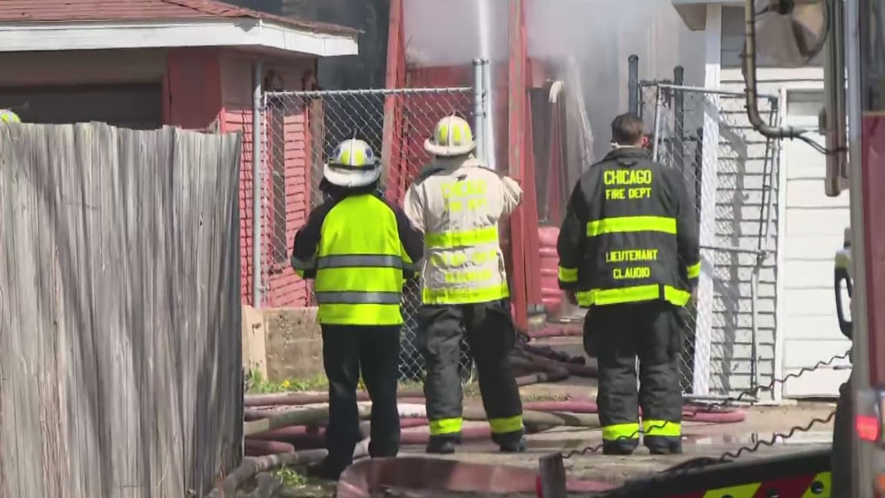 Las autoridades informaron que el aparatoso siniestro no dejó personas heridas,
<b> pero sí destruyó las viviendas de tres familias que lo perdieron todo. </b>
<br>
<br>“Cuando llegamos, nos encontramos con un incendio que ya estaba muy avanzado”, señaló Jammar Sullivan, jefe del distrito del Departamento de Bomberos de Chicago.
