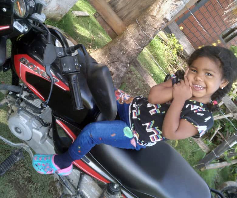 Esta fue la última foto en que su hija posó con una sonrisa para él, horas antes de empezar el viaje para reencontrarse en Estados Unidos.