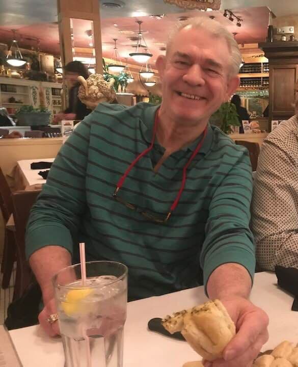 Su esposa murió en un hotel durante un paseo y él continuó el viaje con el cuerpo de copiloto