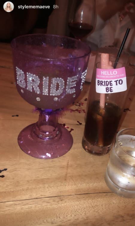 "Ella se estaba riendo mientras recogía clásicas provisiones para la despedida de soltera, incluyendo popotes de forma fálica y juguetes sexuales". contó la persona que habló bajo condición de anonimato.