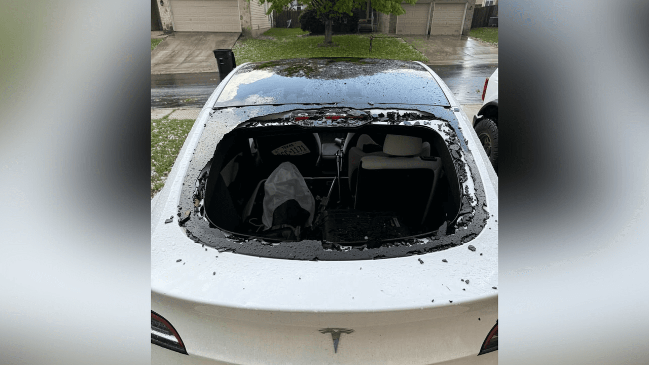 Una fuerte granizada sorprendió a residentes en San Antonio, particularmente en zonas del oeste y noroeste de San Antonio. Un vehículo Tesla, 
<a href="https://www.facebook.com/UnivisionSATX/videos/2128505100932130" target="_blank">cuyo dueño habló con nosotros</a>, detalla cómo en otras caídas de granizo no le ha pasado nada a su vehículo, pero en esta ocasión sí. Esto fue cerca de SeaWorld.
<br>
<br>"(El granizo era) como pelota de baseball, así grandote", dijo Saulo, dueño del vehículo Tesla. "Vine a checar el carro y me di cuenta que había quebrado el vidrio... y estamos hablando que este tipo de vidrio es un vidrio grueso".