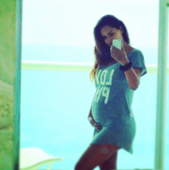 Ninel no paró de trabajar y viajar, pero siempre presumió su hermosa pancita.