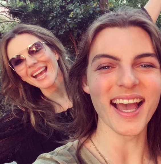 La imagen muestra el gran 
<b>parecido físico </b>entre la actriz, de 54 años, y el joven, de 17.