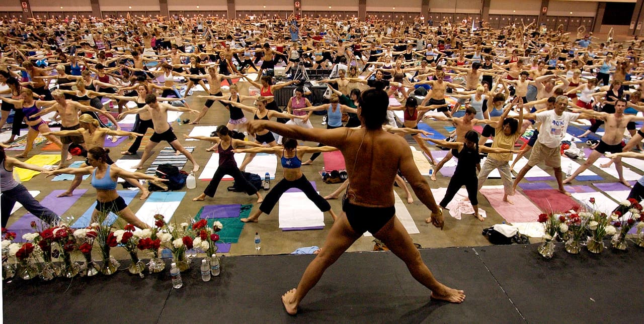 #MeToo llega al mundo del yoga con una denuncia contra el creador del estilo Bikram
