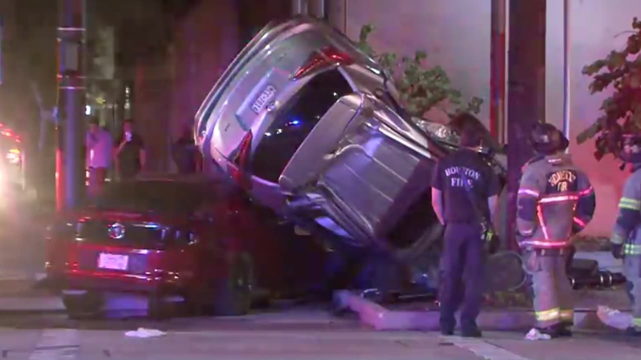 Alrededor de las 2:00 am, un hombre en un Ford Mustang viajaba por el área de 
<b><a href="https://www.google.com/maps/place/Midtown,+Houston,+TX/@29.741598,-95.3927207,14z/data=!3m1!4b1!4m5!3m4!1s0x8640bf6c893e9205:0xea1d6aa2ed32750b!8m2!3d29.740795!4d-95.3756344?hl=en" target="_blank">Midtown</a></b> cerca del 
<b><a href="https://www.google.com/maps/place/Downtown+Houston,+Houston,+TX/@29.7575636,-95.3755815,14z/data=!3m1!4b1!4m5!3m4!1s0x8640bf246c71b97b:0xdcf0529c0565fc84!8m2!3d29.7559698!4d-95.3573194?hl=en" target="_blank">centro de Houston. </a></b>