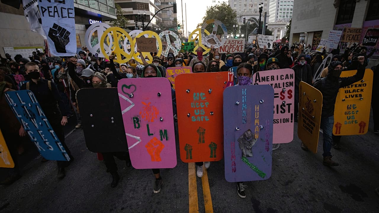 Cientos protestan contra el racismo en Oakland mientras “algunos agitadores” vandalizan la estación de Policía
