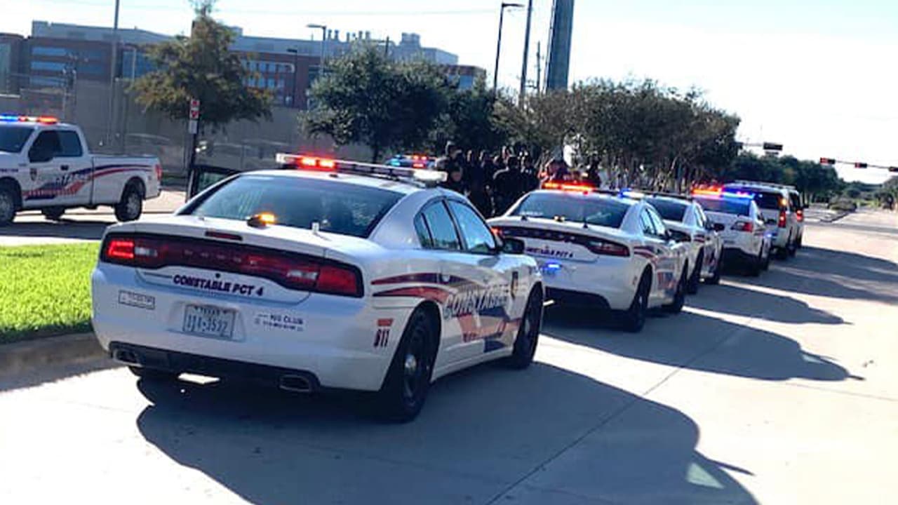 Cuando dos agentes intentaban detener a una persona, un segundo sospechoso armado con un rifle 
<a href="https://www.univision.com/local/houston-kxln/imagenes-graficas-tiroteo-houston">disparó varias veces</a> contra los oficiales, y uno de ellos murió en el lugar.