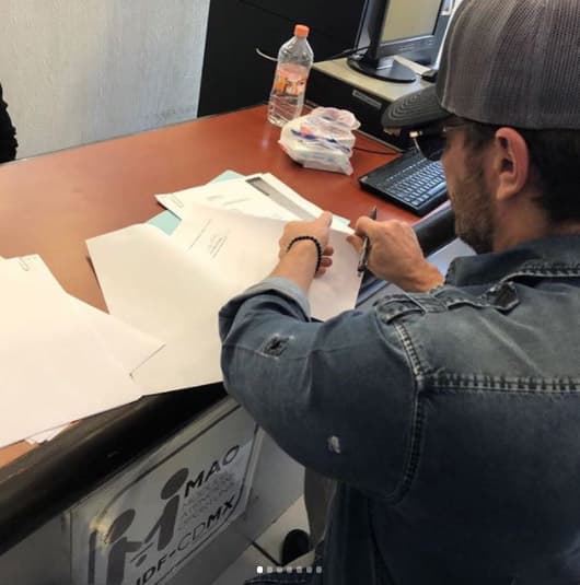 Llegó marzo con la noticia de que Marjorie no podía salir de México con Matías hasta que no obtuviera la firma de Julián. El actor compartió esta imagen el 20 de marzo para mostrar que había firmado el perdón en todas las demandas penales existentes entre la actriz y él, e informó que ella no se había presentado. Además, dijo que en algunos días firmaría el pasaporte de Matías.