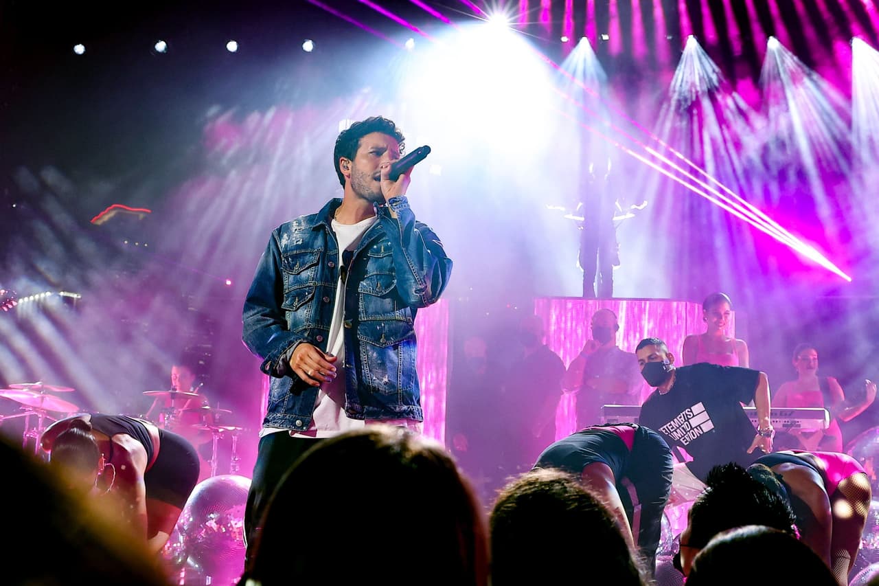 Otro al que también vimos hacerse presente en el escenario de la 
<b>FTX Arena</b> de Miami, Florida, fue a 
<b>Sebastián Yatra</b>, quien confirmó su participación musical hace unas semanas.