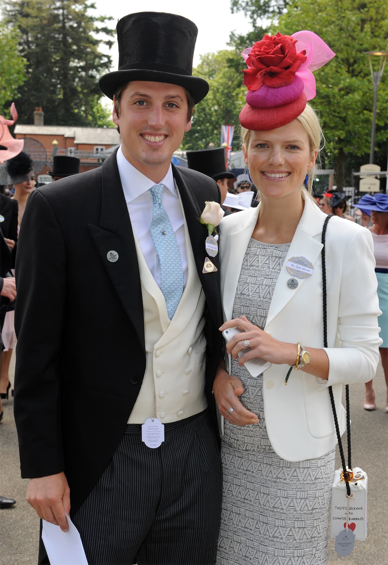 <b>Zalie Warren</b>, de solo dos años, también será dama de honor. Es la ahijada del príncipe Harry e hija de Zoe y Jake Warren (en foto). Jake Warren y Harry se conocen de sus años en
<b><a href="https://www.etoncollege.com/">Eton College</a></b>.