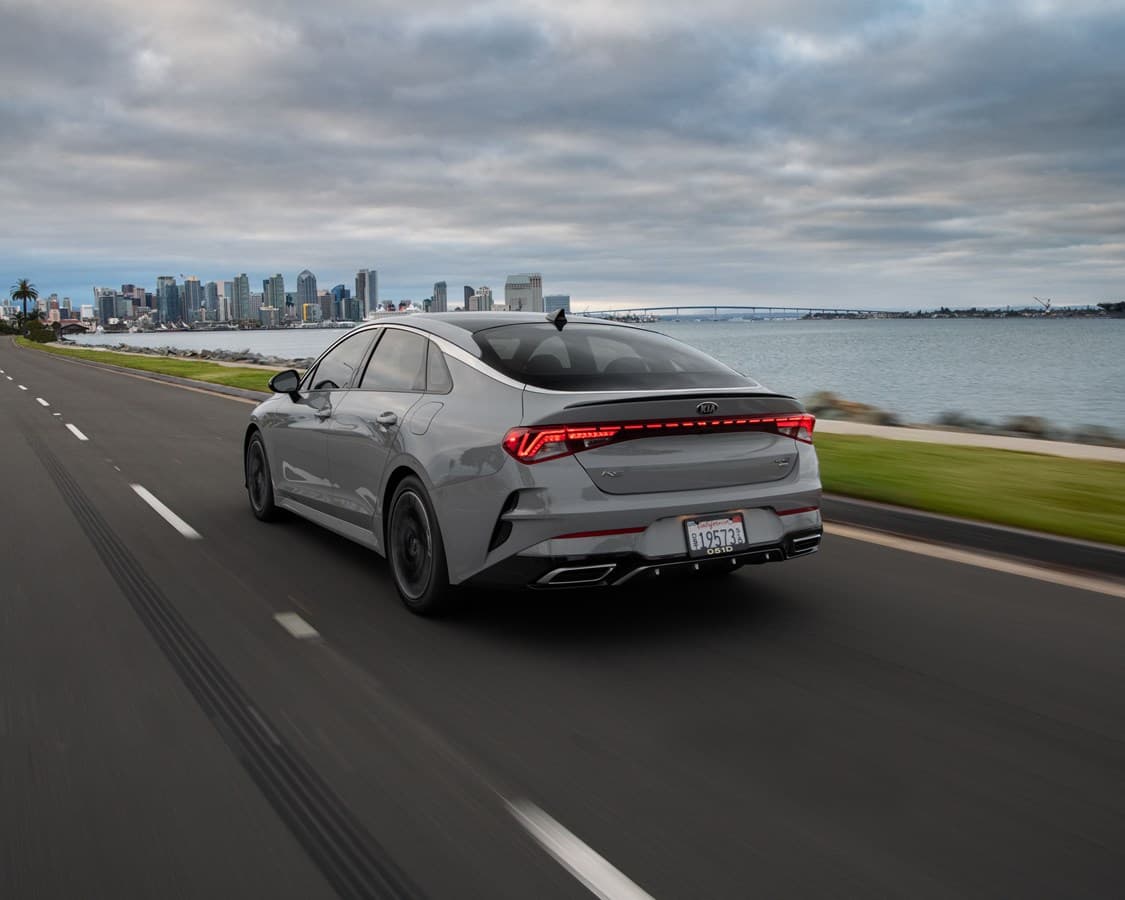 Así también, sobresalen en su diseño varias salidas de aire, un vistoso difusor trasero y un atractivo juego de luces LED.