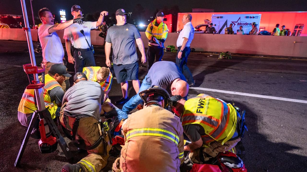 El Departamento de Bomberos de Fort Worth declaró el incidente como una “emergencia de víctimas masivas”. En total, 
<b>hubo 17 personas heridas: cuatro en estado crítico, siete con lesiones severas y otras que, pese a los golpes</b>, seguían de pie. 
<b>Catorce de ellas fueron trasladadas a hospitales cercanos; tres recibieron atención en el lugar.</b>