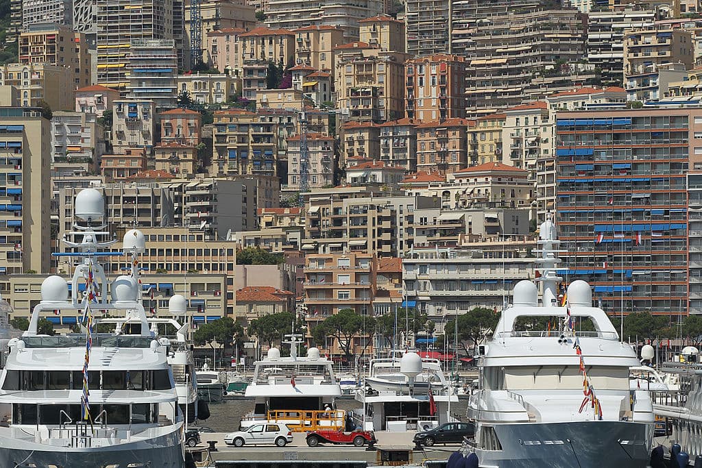 Puesto 14.
<b>Chipre</b>, la isla que Marco Antonio regaló a Cleopatra, y
<b>Mónaco</b>, el segundo país más pequeño del mundo, comparten este peldaño ya que el pasaporte de ambas naciones permite entrar a 173 países sin visa. En la imagen un conjunto de edificios de apartamentos en el barrio de La Condamine de Mónaco.
<br>