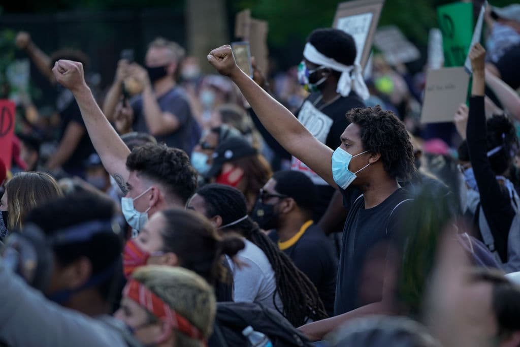 El general Martin Dempsey, exjefe del Estado Mayor Conjunto,
<a href="https://twitter.com/Martin_Dempsey/status/1267591325354012672" target="_blank">escribió en Twitter</a>: "Los militares estadounidenses...su trabajo es inimaginablemente duro en el extranjero; más duro en casa. Respétalos, porque ellos te respetan. Estados Unidos no es un campo de batalla. Nuestros conciudadanos no son el enemigo".
<br>