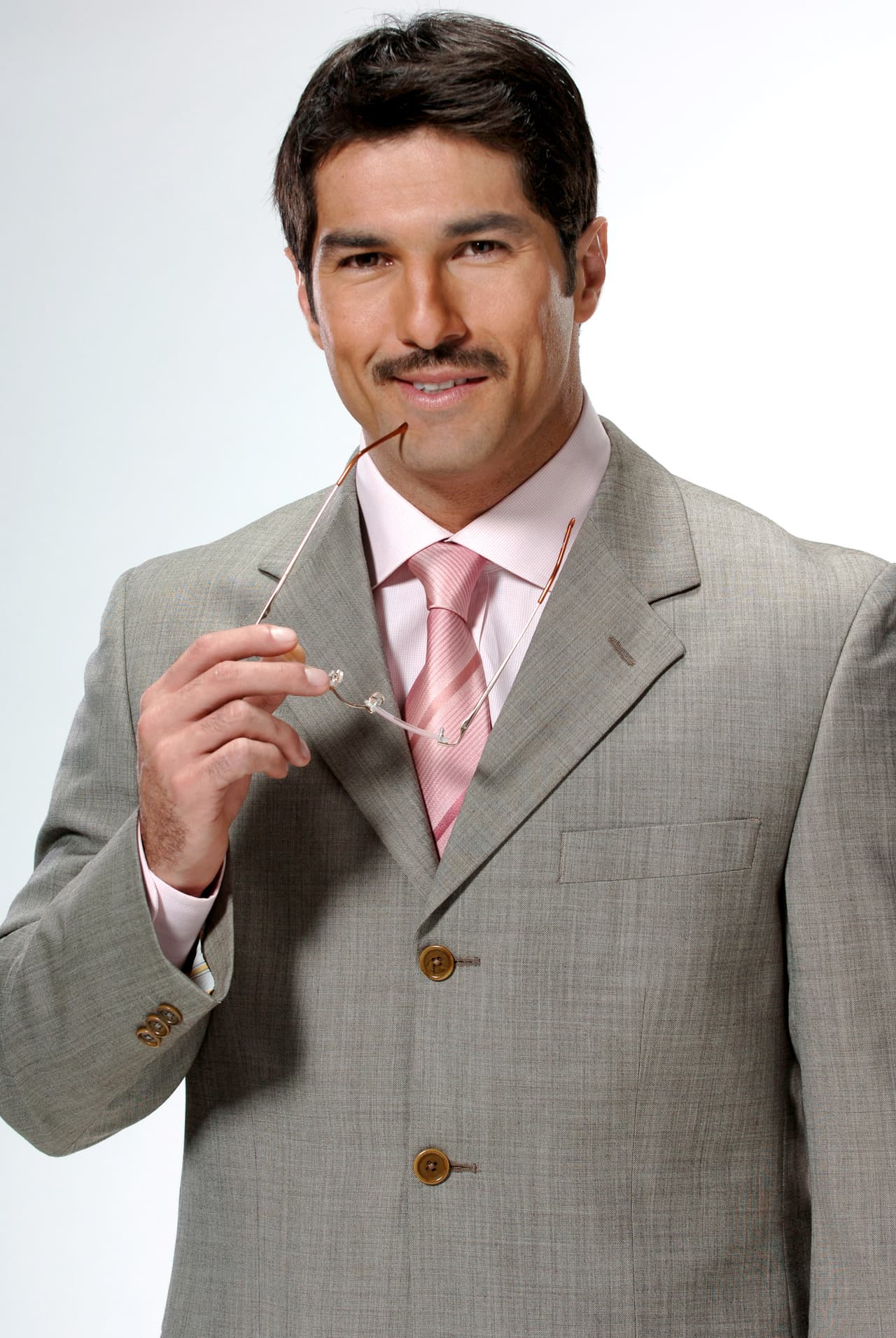 Su carisma y buen físico le abrieron las puertas de la actuación. Fue
<b> Juan Osorio</b> quien le dio su primera oportunidad para participar en el melodrama 'Duelo de pasiones' en el 2006.