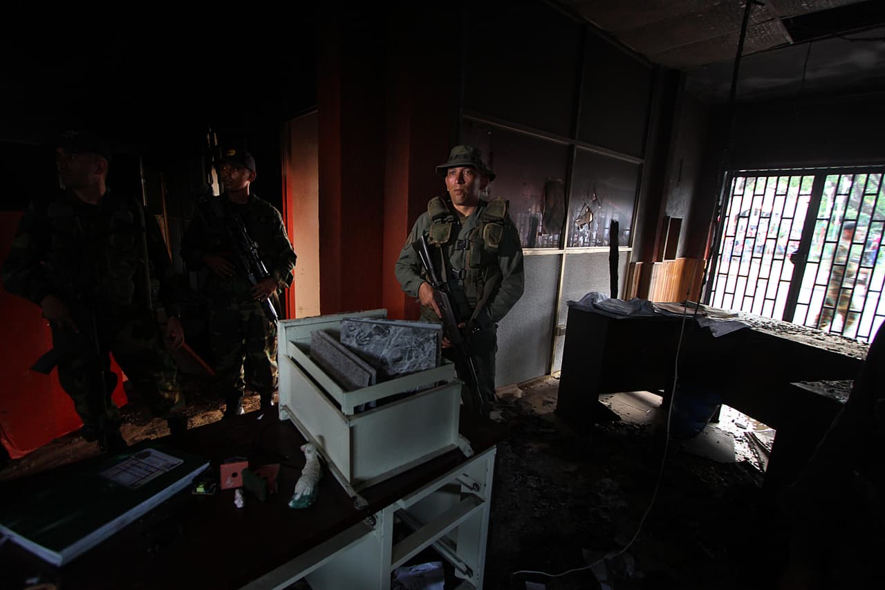 Soldados vigilan un comercio saqueado en la población de La Fría, en el estado fronterizo de Táchira.