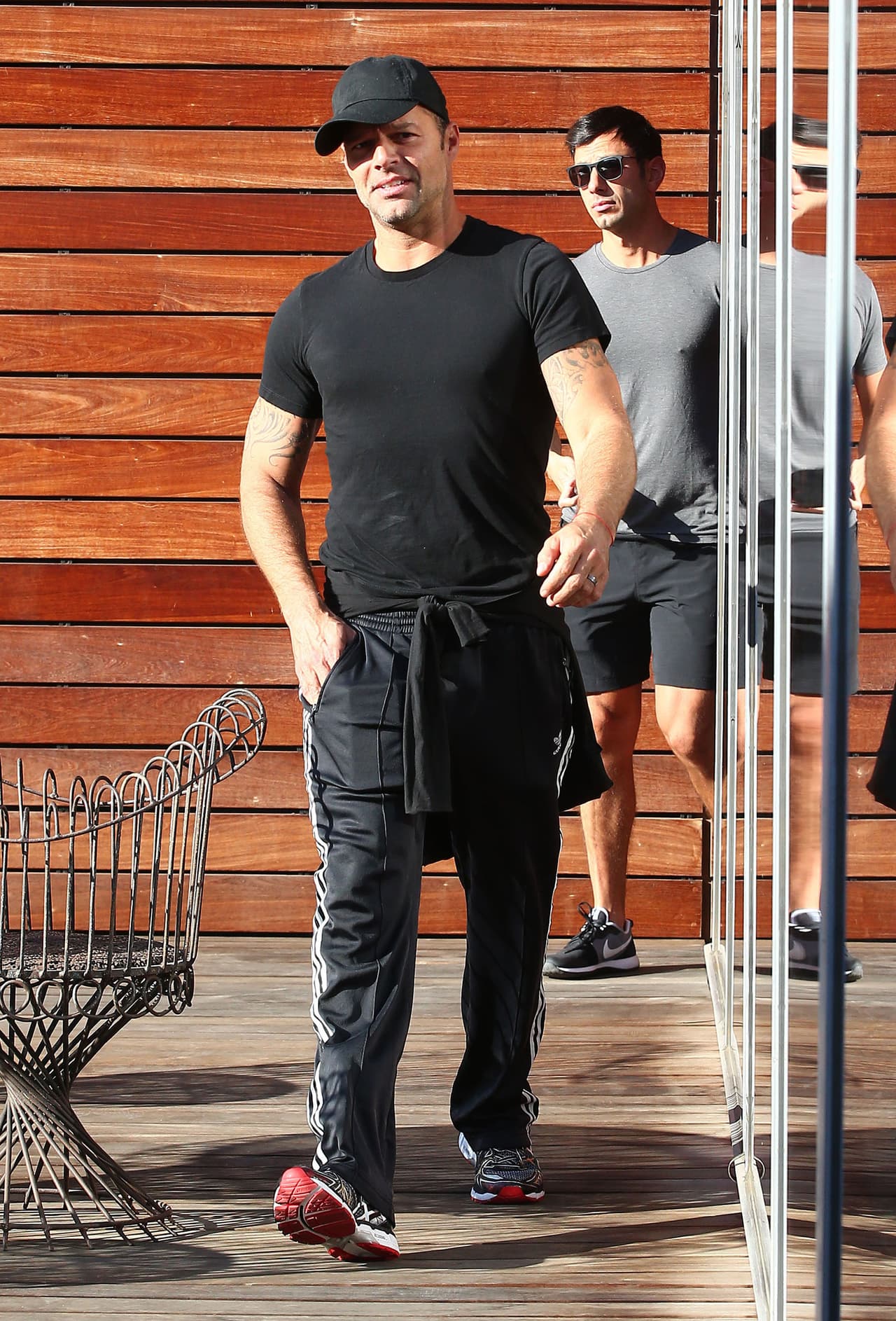 El cantante no estaba solo.