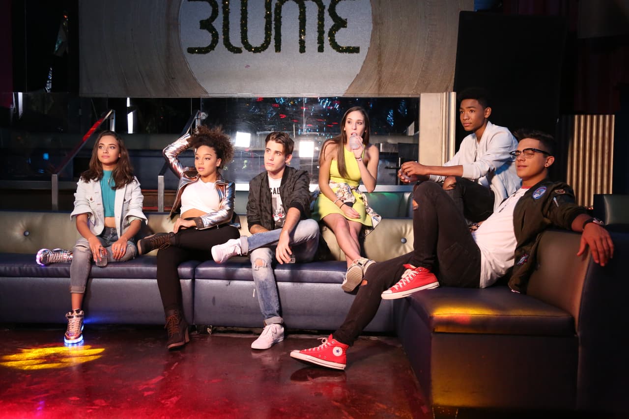 Abdiel, Fabyán, Alondra, Sofía, Verónica y Abel formaron la banda 
<b>Milenios</b>. “Cake by the ocean” fue el tema de su videoclip. Durante las grabaciones los chicos se diviertieron y hasta se sonrojaron al enterarse que había escena de beso.