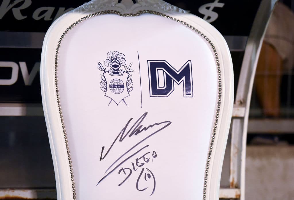 Fue Vélez Sarsfield quien le dio este trono a Maradona para que pudiera sentirse cómodo por el problema que acusa en las rodillas.