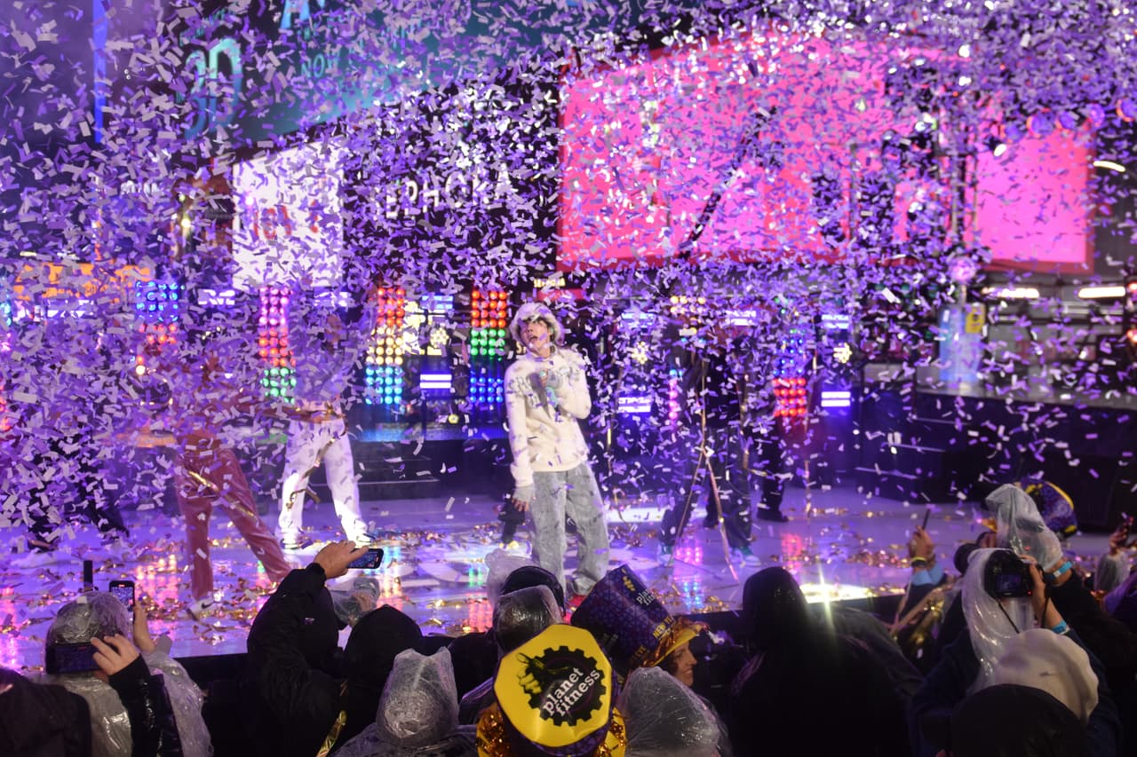 Otro gran atractivo de la fiesta de Año Nuevo en Times Square es su concierto. Este año incluyó la presentación del rapero koreano 
<b> J-Hope.</b>