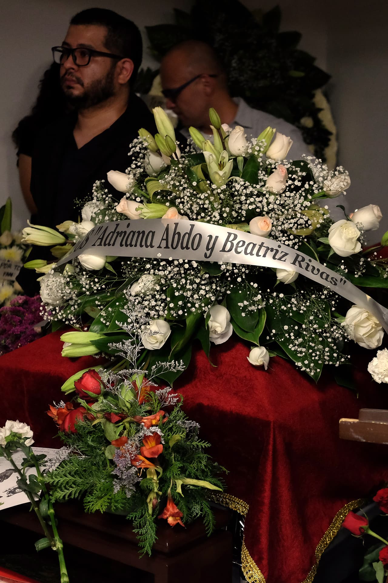 "El suicidio de un personaje público no puede generar emulaciones ni un 'Me Too' hombres. Respetuosamente
<b> invitamos a quienes estén apesadumbrados</b>, tristes y enojados por el deceso de Armando Vega-Gil, a buscar ayuda profesional".