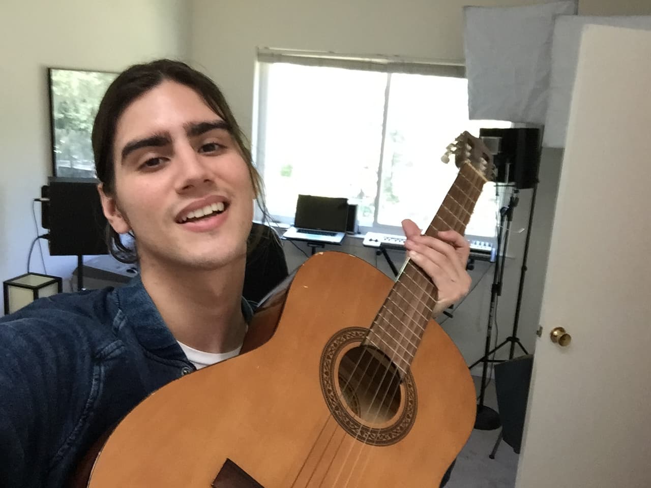 Félix Gabriel tiene un pequeño estudio de grabación en su casa y allí conserva su primera guitarra desde que tenía 12 años.