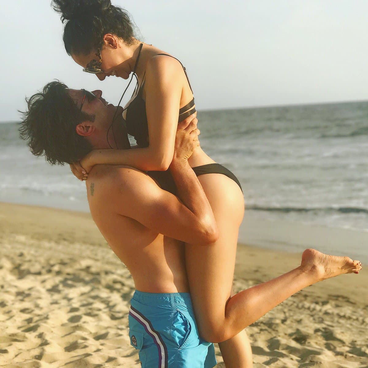 Y aunque llevan pocas semanas de relación, el actor reveló el 22 de mayo que era imposible esconder más sus sentimientos, pues profesó su total amor por 
<b>Cynthia</b> con una imagen que publicó en Instagram en donde se daban un apasionado beso, teniendo la puesta de sol como testigo de su amor.