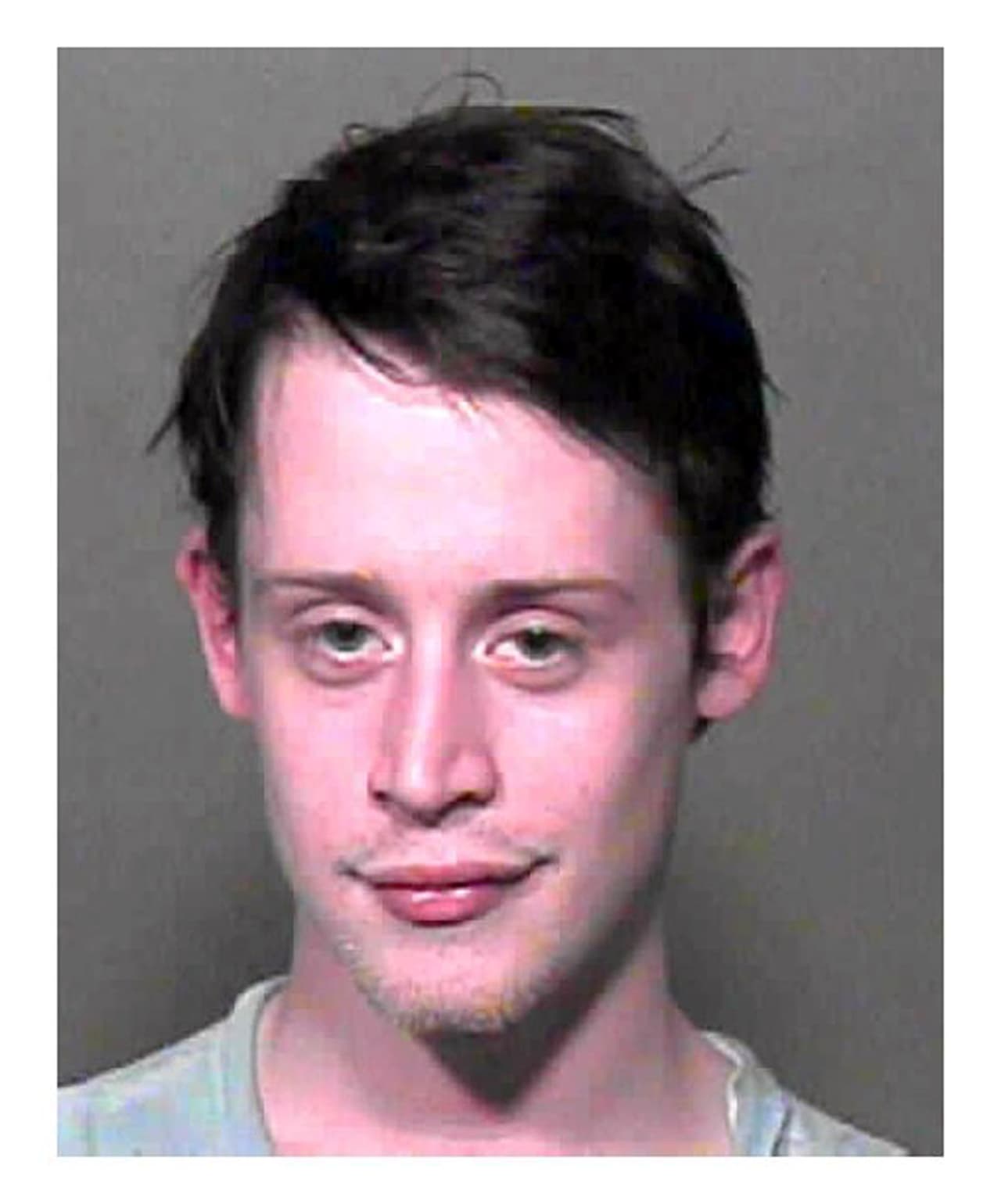 8 años después, el actor también se vio envuelto en un escándalo de drogas en donde varios medios aseguraban que tenía un problema con la heroína.