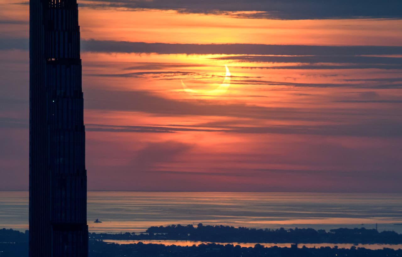 Según la NASA, un eclipse solar se produce cuando la Luna se interpone entre el Sol y la Tierra y proyecta una sombra sobre esta.
