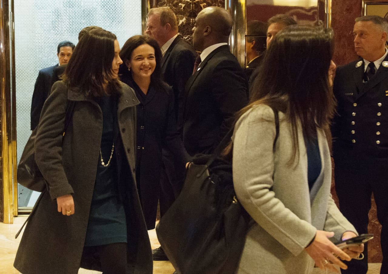 Sheryl Sandberg , presidenta de Facebook pasa frente a los periodistas que esperan en el vestíbulo de la torre.