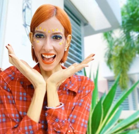 "Que ninguna situación opaque tú BRILLO. Tu decides como enfrentar tu vida, si riendo o llorando hasta que te llegue el momento. Yo prefiero esperar mi milagro a carcajadas... no tengo tiempo para llorar. Que suenen las campanas 🔔 
<a href="https://www.instagram.com/explore/tags/luchalinda/">#luchalinda</a>🦅"
<br>