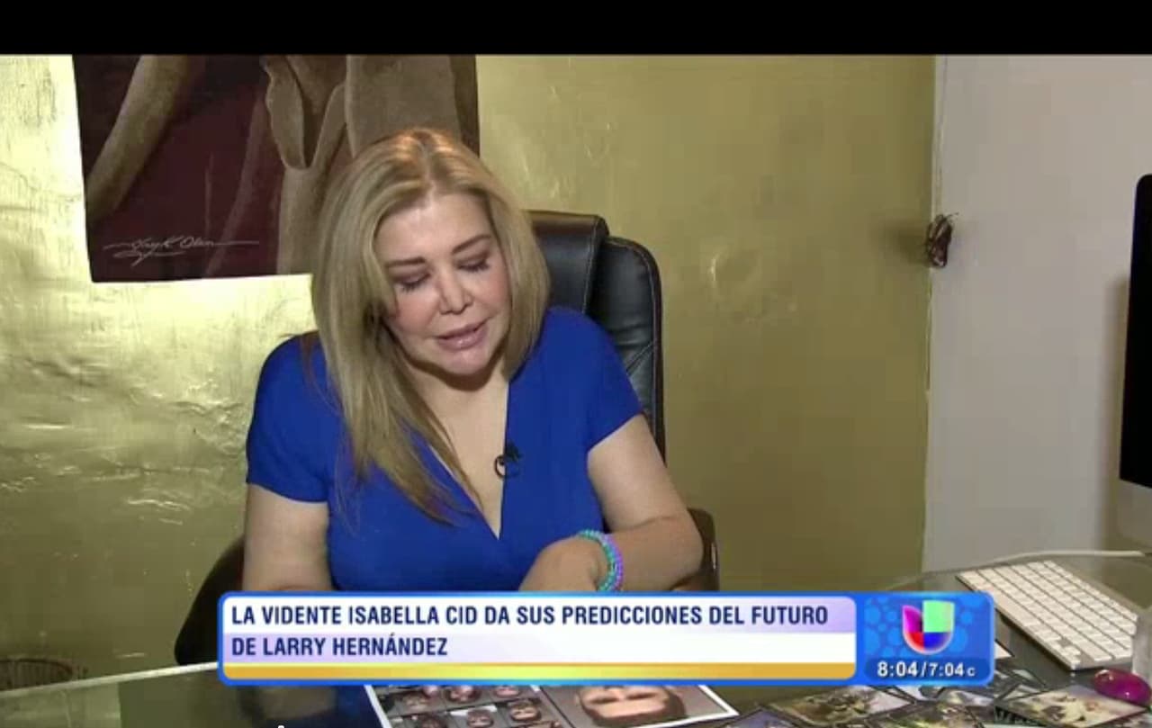 En 'Despierta América' la vidente Isabella Cid señaló que a Larry lo ve muy angustiado y con problemas de salud severos, también dijo que saldrá muy pronto y que retomará su carrera con éxito.