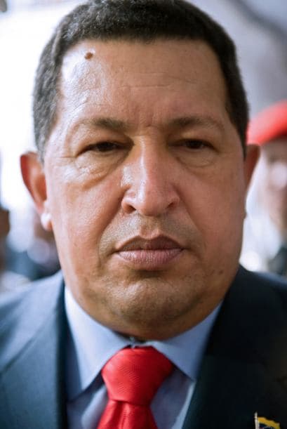 La posibilidad de que los funcionarios públicos venezolanos puedan presentarse sin límite a la reelección en el cargo fue aprobada en referendo popular en febrero de 2009, en una enmienda constitucional presentada por el presidente venezolano.