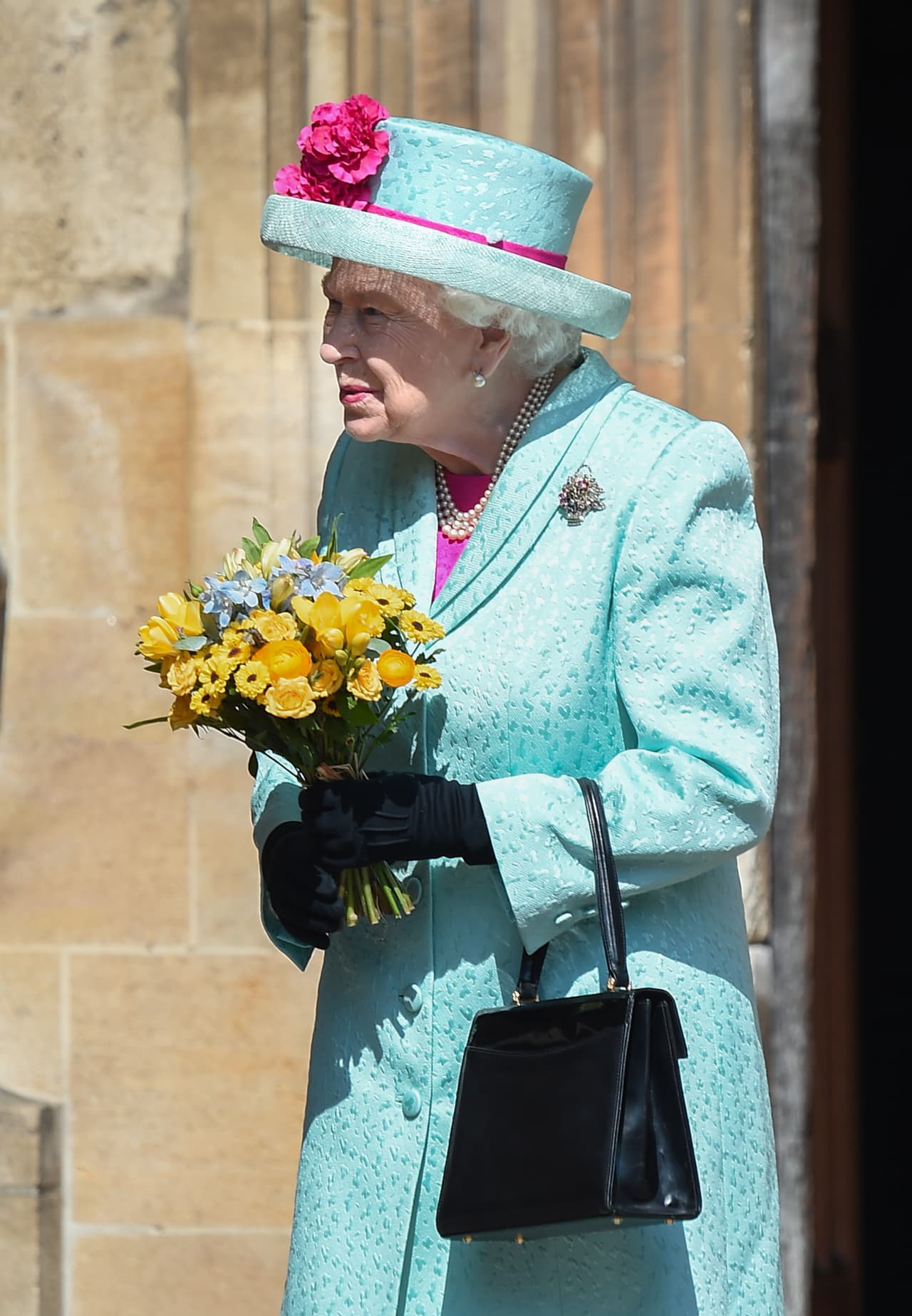 Trooping the Colour es el nombre del evento, Isabel II hace un recorrido saliendo del Palacio de Buckingham hasta llegar al Horse Guards Parade, donde los diferentes regimientos militares hacen su aparición.