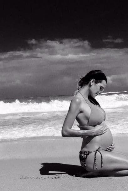 A principios del mes de marzo, Alan compartió esta tierna foto del embarazo de Cristy.