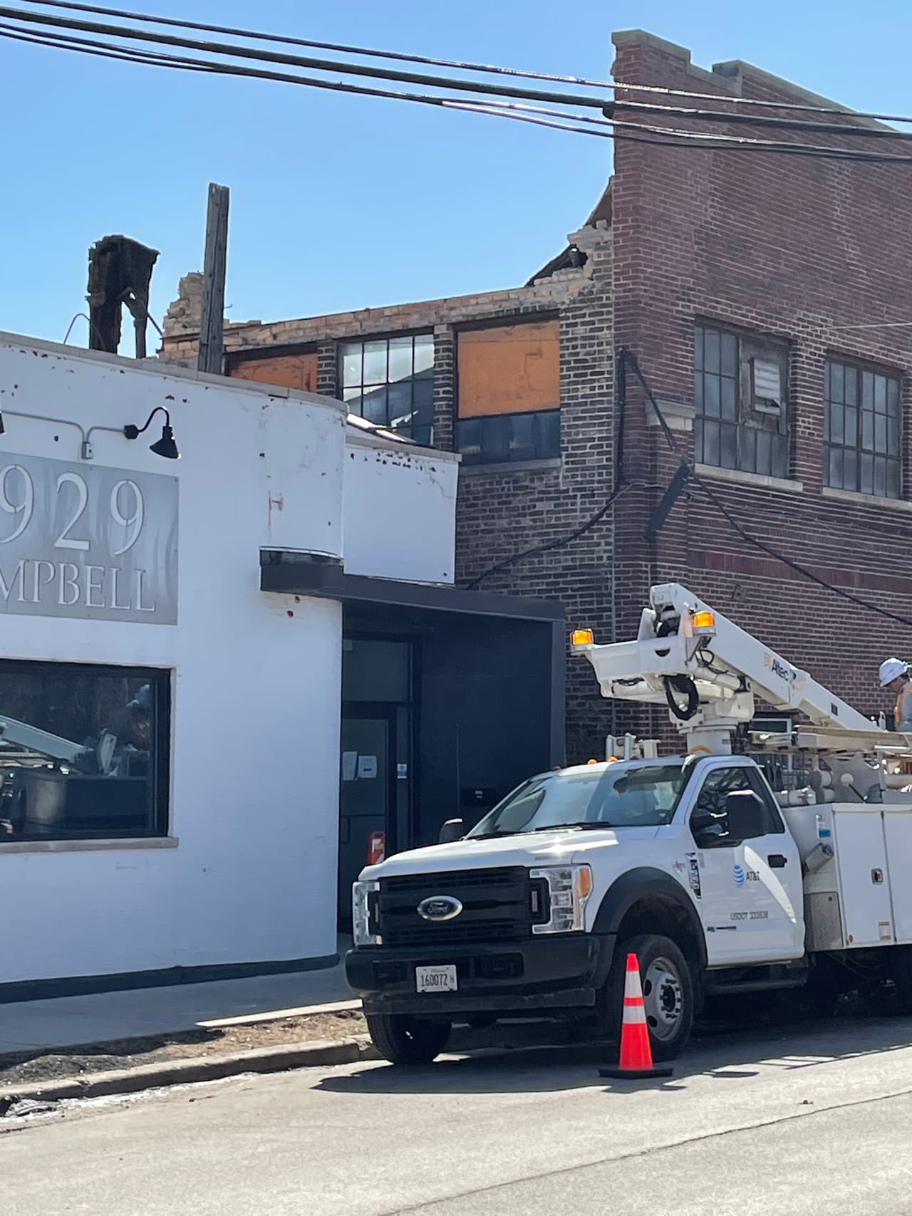 Los fuertes vientos afectaron al barrio de Rogers Park. Durante la mañana del jueves, se podía ver equipos de limpieza después de que los vientos ocasionaran el colapso de un techo y un muro. 
<br>