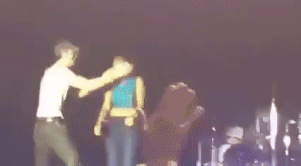 Así son los besos de Enrique Iglesias y Maluma a sus fans.