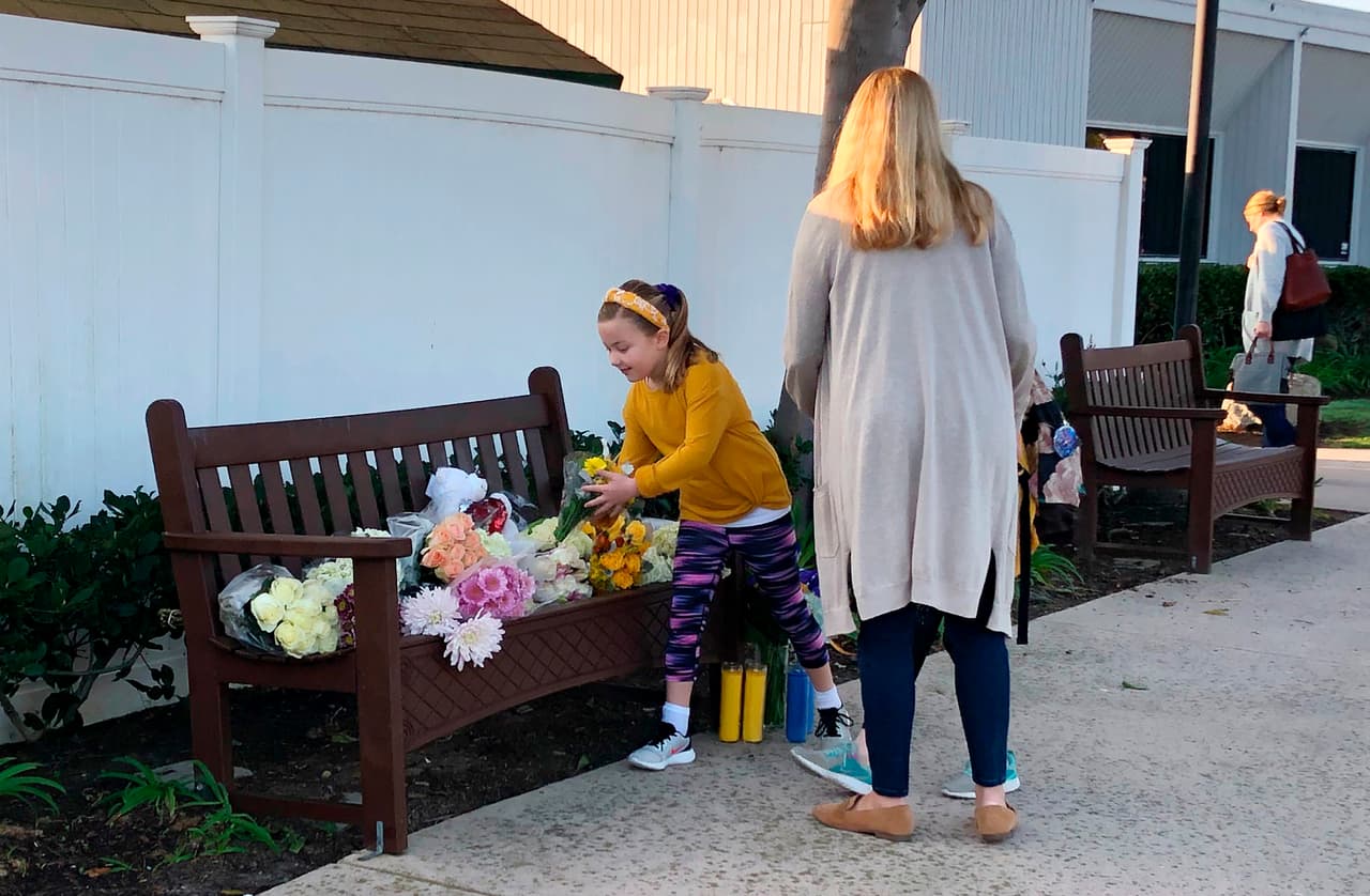 Flores y mensajes fueron colocados frente a la escuela primaria Harbor Day School, en Corona del Mar, California. Allí trabajaba como entrenadora de las niñas Christina Mauser, otra de las víctimas del accidente donde falleció Bryant.